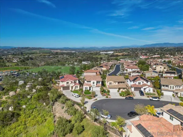 1517 Leonis Pl, Vista, CA 92083
