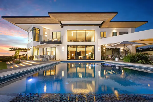 5416 Candlelight Dr, La Jolla, CA 92037