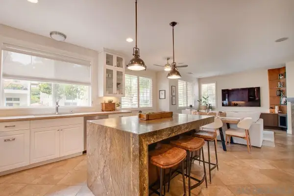 2537 Carriagedale Row, La Jolla, CA 92037