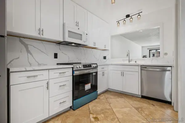 3525 Lebon #209, San Diego, CA 92122
