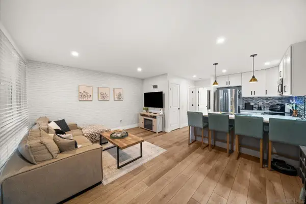 1124 Eureka #18, San Diego, CA 92110