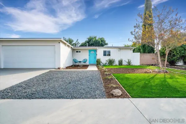 9682 Kennelly Ln, Anaheim, CA 92804