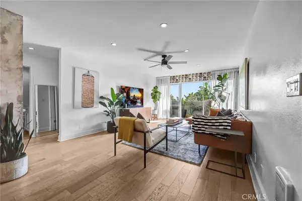 8400 De Longpre #212, West Hollywood, CA 90069