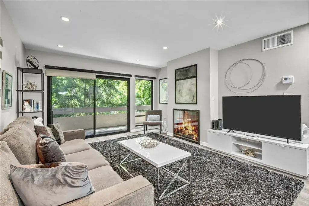 950 N Kings Road #103, West Hollywood, CA 90069 - #1