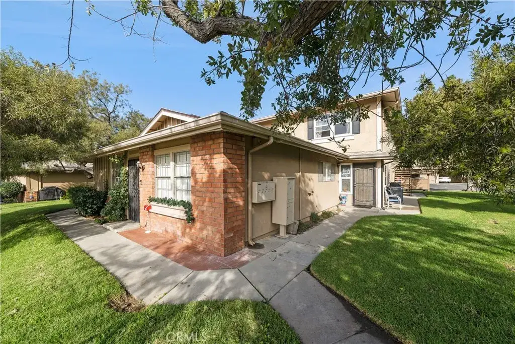 1025 W Calle De La Luna Unit#2, Azusa, CA 91702 - Image #1