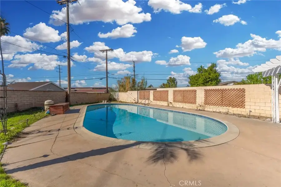 325 Echo Court, San Bernardino, CA 92404 - Image #2