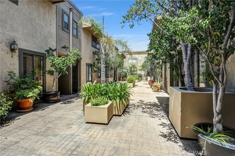 557 E Verdugo Avenue #M, Burbank, CA 91501 - #2