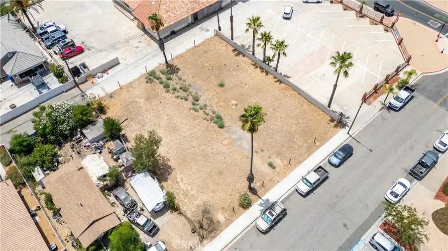 125 E 10th St, Perris, CA 92570 - #2