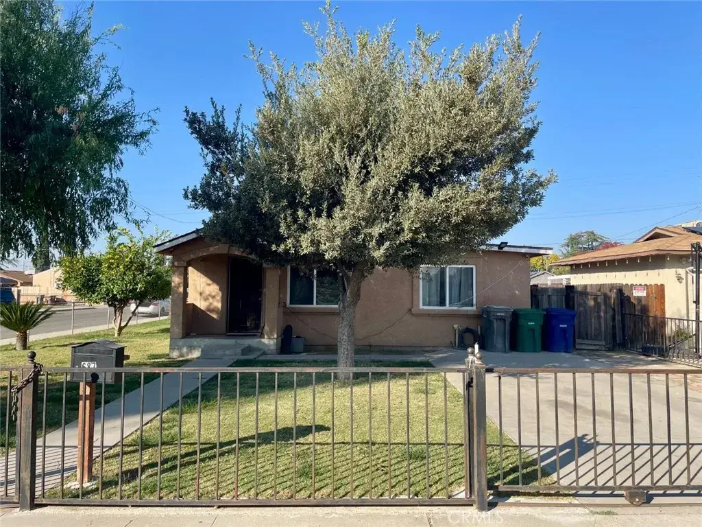 687 S 8th, Kerman, CA 93630 - #1