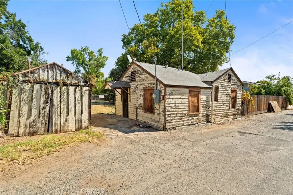 242 W 28th St, Merced, CA 95340 - #1