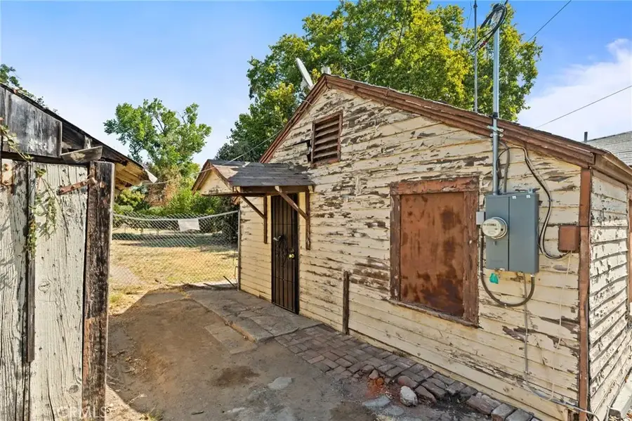 242 W 28th St, Merced, CA 95340 - #3