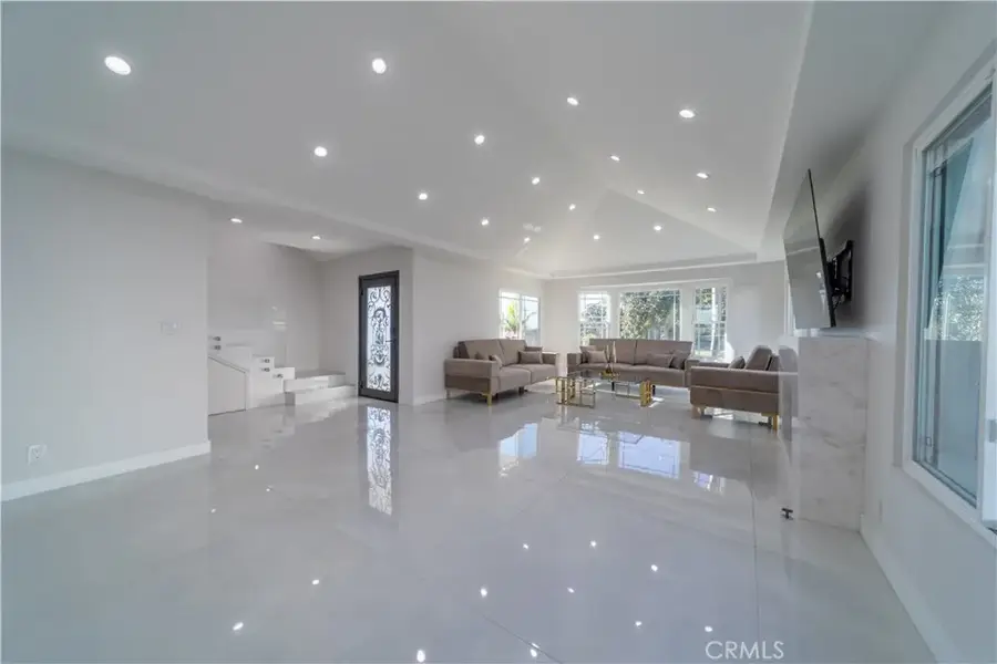 902 E Walnut Avenue, Burbank, CA 91501 - Image #2