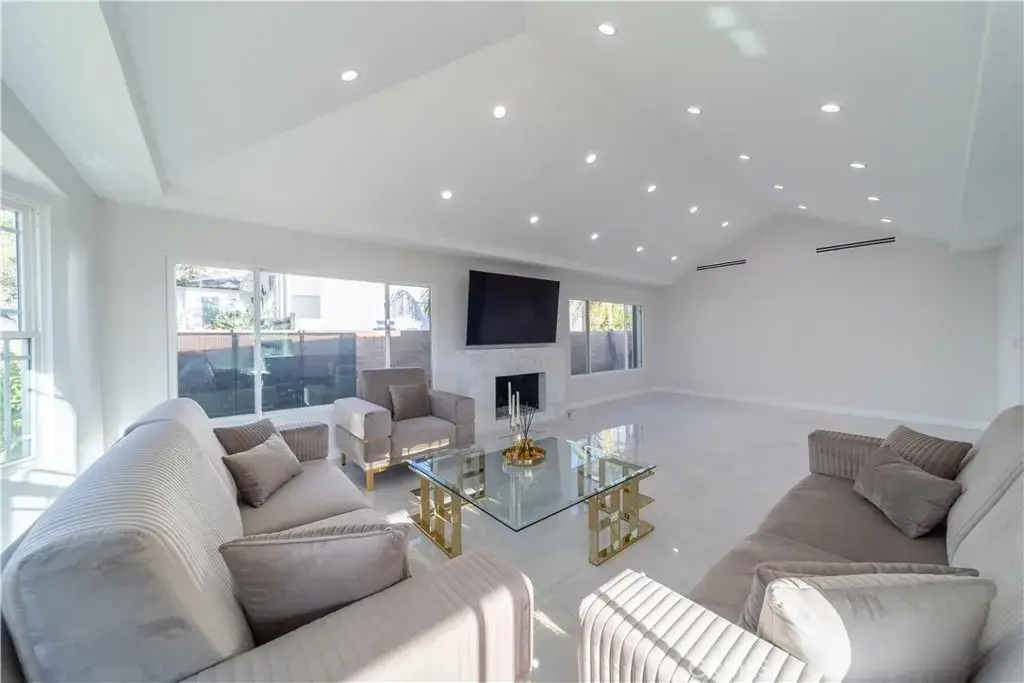902 E Walnut Avenue, Burbank, CA 91501 - #1