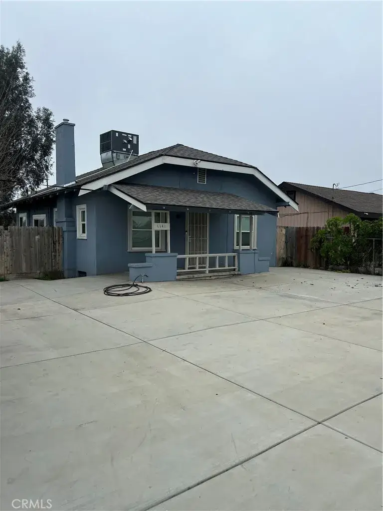 1141 W San Joaquin Avenue, Tulare, CA 93274 - #2