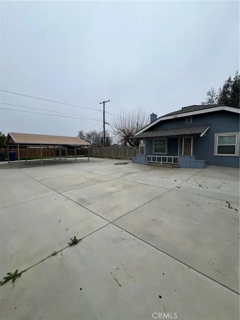 1141 W San Joaquin Avenue, Tulare, CA 93274 - #3