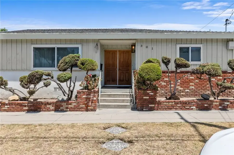 301 E Buckthorn Street, Inglewood, CA 90301 - #3