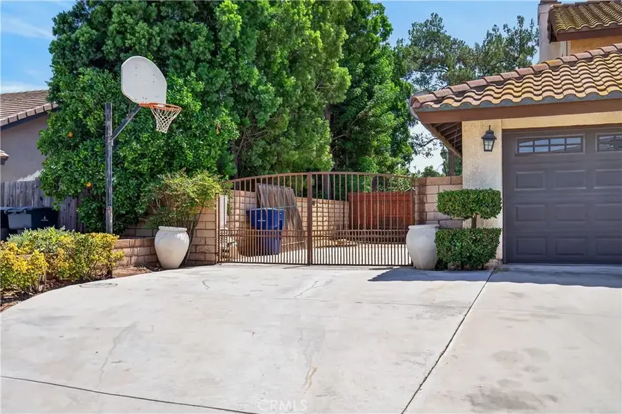 145 Cottonwood Ave, Riverside, CA 92506 - #3