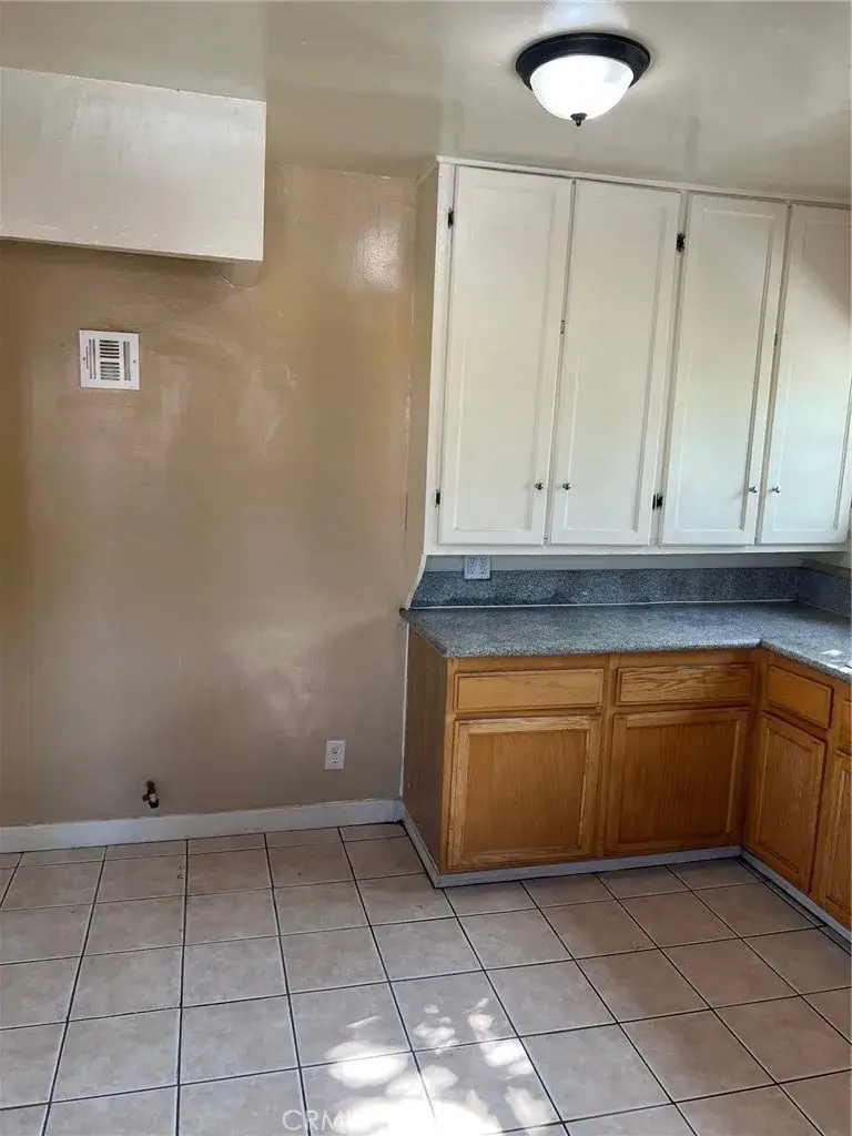 250 W 49th Street, Los Angeles, CA 90037 - Image #3