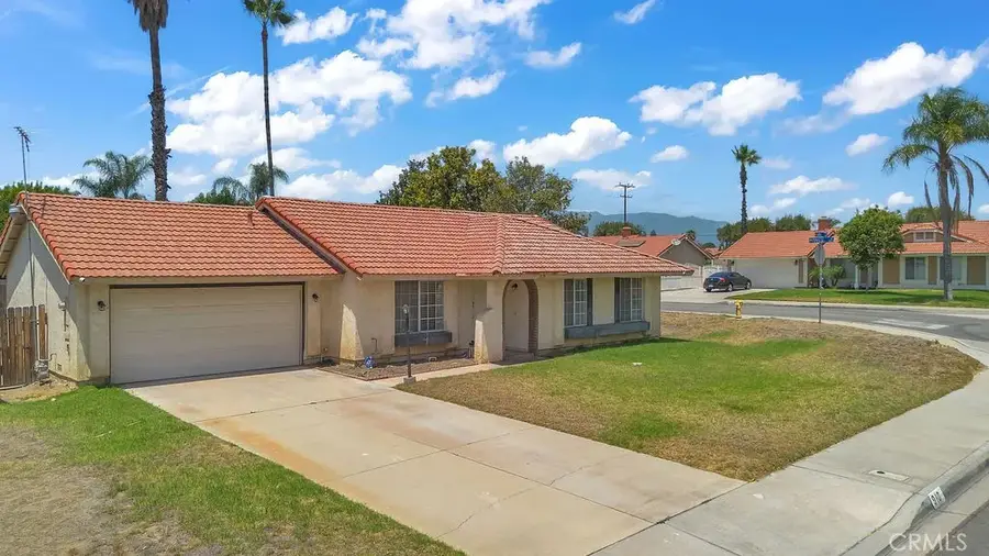 910 S Larch, Rialto, CA 92316 - #3