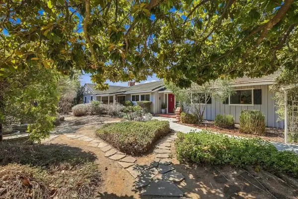 919 Valley Dr, Vista, CA 92084