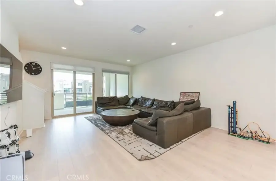 175 Frame, Irvine, CA 92618 - Image #2
