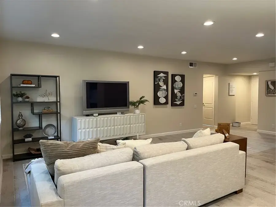 1025 N Kings Rd #105, West Hollywood, CA 90069 - Image #2