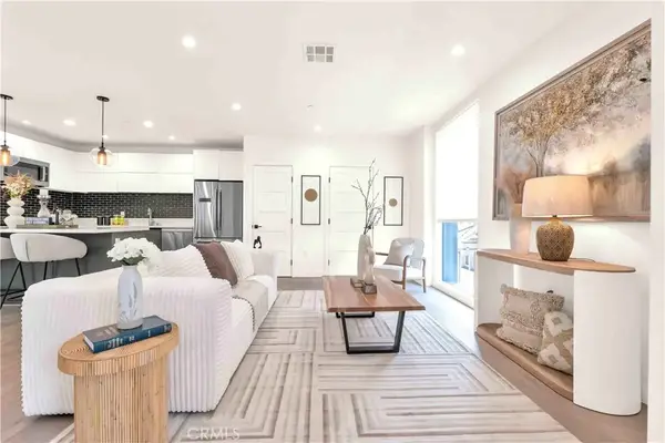 113 N Manhattan Place, Los Angeles, CA 90004