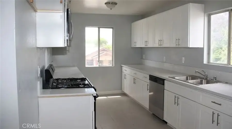 1009 E Stockton Ave, Compton, CA 90221 - #2