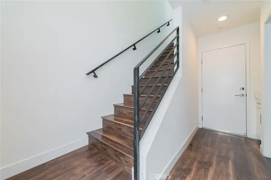 6016 W Beachwood Ln, Los Angeles, CA 90038 - #2