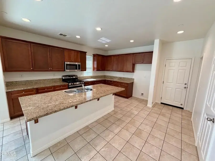 699 S Mandarin Lane, Rialto, CA 92376 - #2