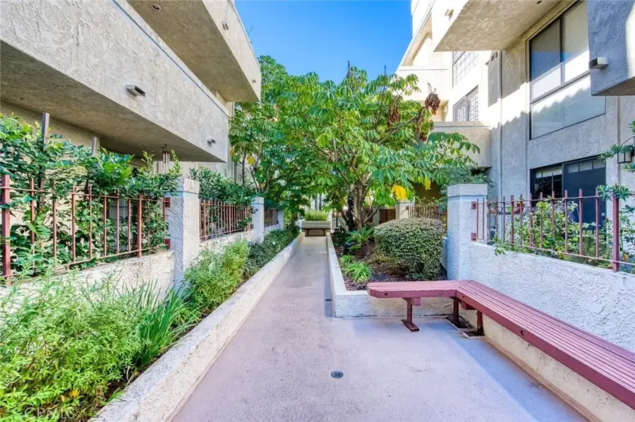 245 S Holliston Avenue #109, Pasadena, CA 91106 - Image #2