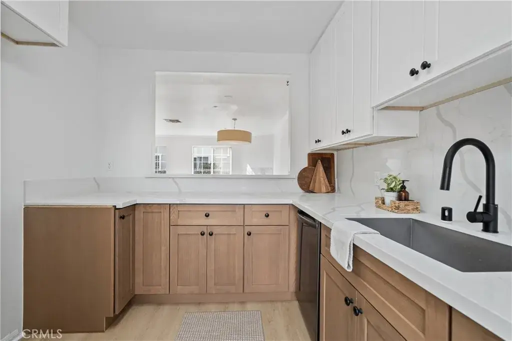 15920 Sherman Way #8, Van Nuys, CA 91406 - Image #1