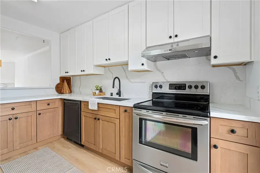 15920 Sherman Way #8, Van Nuys, CA 91406 - Image #2