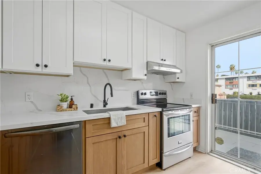 15920 Sherman Way #8, Van Nuys, CA 91406 - Image #3