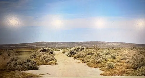 0 100 Th E, Redman, CA 93535