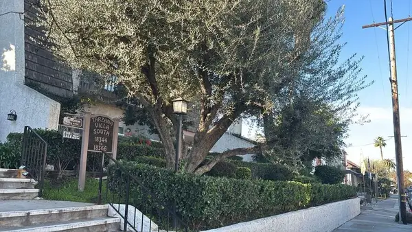 18360 Collins Street #E, Tarzana, CA 91356