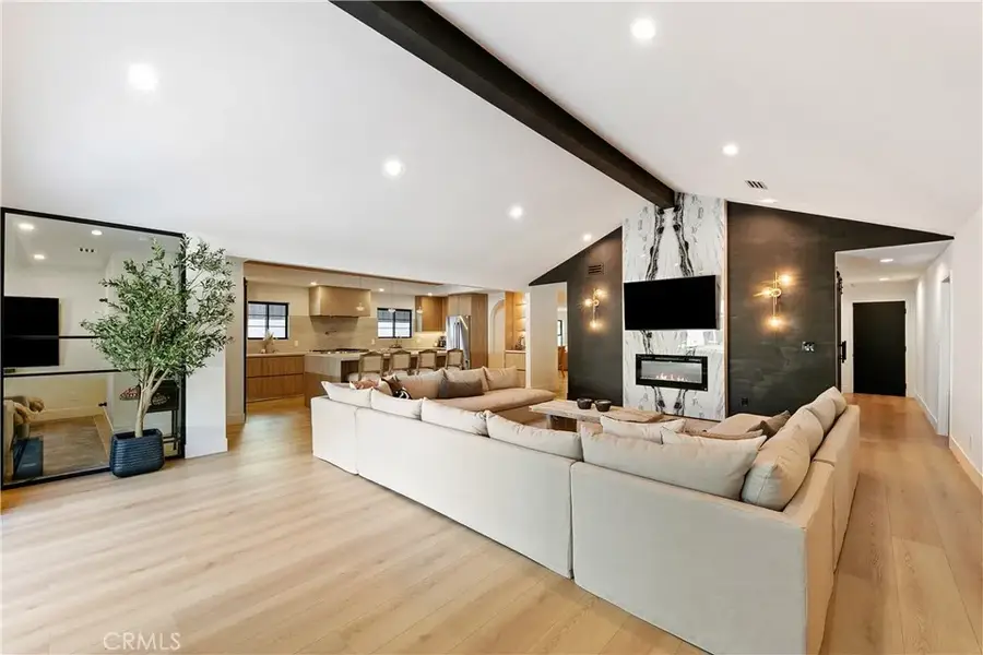 22269 Avenue San Luis, Woodland Hills, CA 91364 - #2