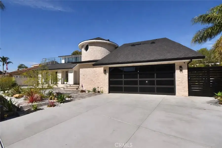 16572 Carousel Ln, Huntington Beach, CA 92649 - #2