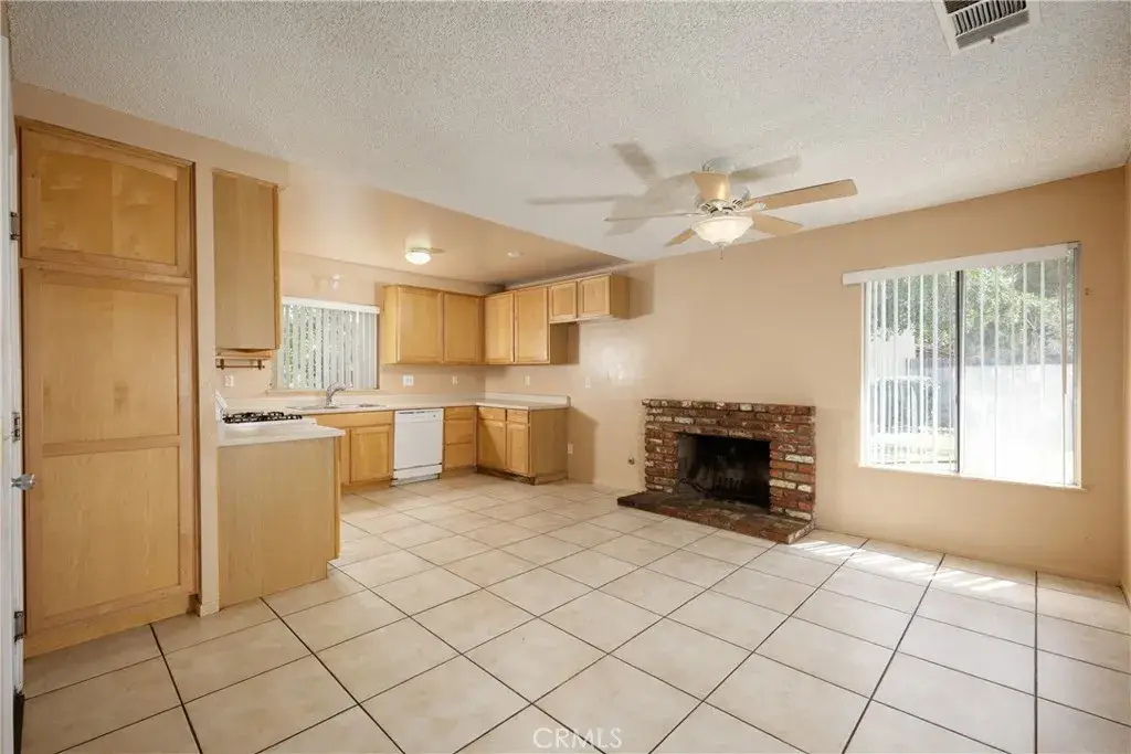 1589 Camelot, Corona, CA 92882 - #1