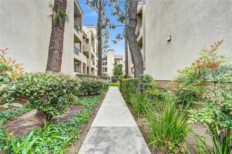 5500 Owensmouth Ave #122, Woodland Hills, CA 91367 - #2