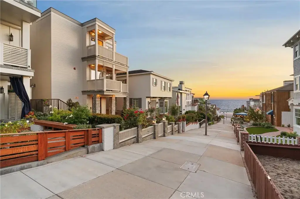 220 20th Street, Manhattan Beach, CA 90266 - #1