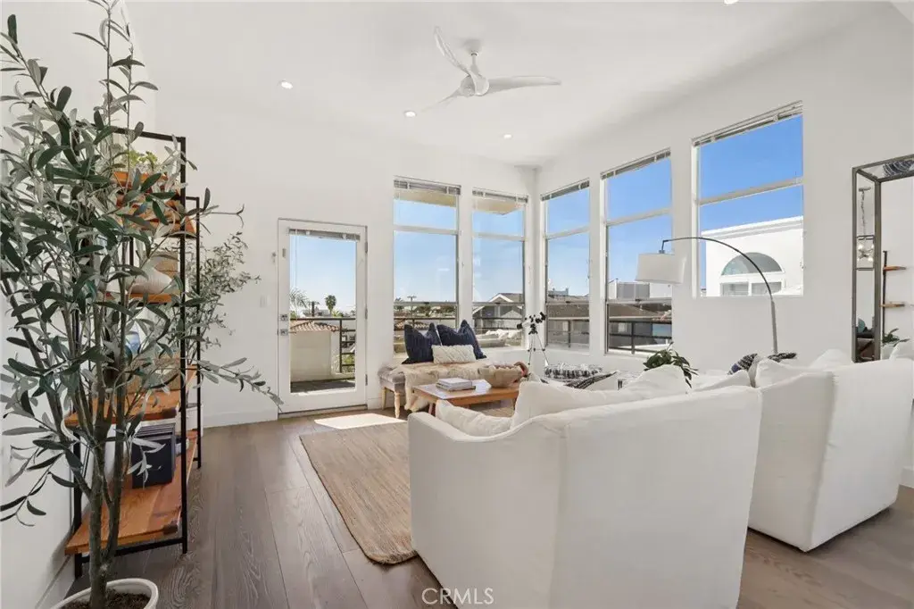 647 1st Place, Hermosa Beach, CA 90254 - #1