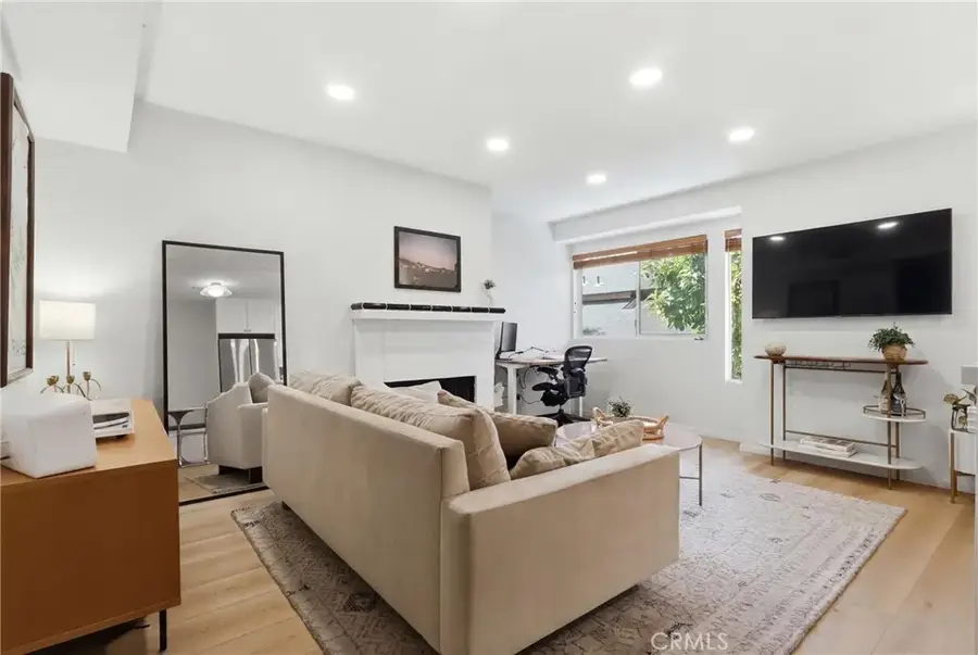 2147 N Beachwood #4, Los Angeles, CA 90068 - #2