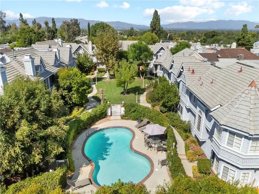 18135 Burbank Boulevard #3, Tarzana, CA 91356 - Image #2