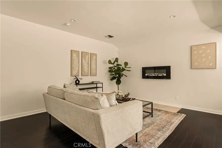 15231 Camarillo Street, Sherman Oaks, CA 91403 - Image #2
