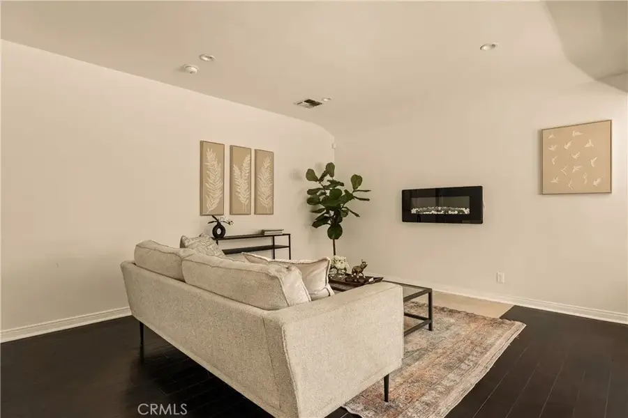 15231 Camarillo Street, Sherman Oaks, CA 91403 - Image #2