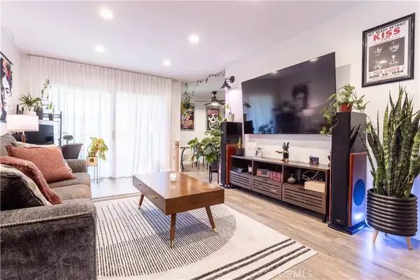 18307 Burbank, Tarzana, CA 91356