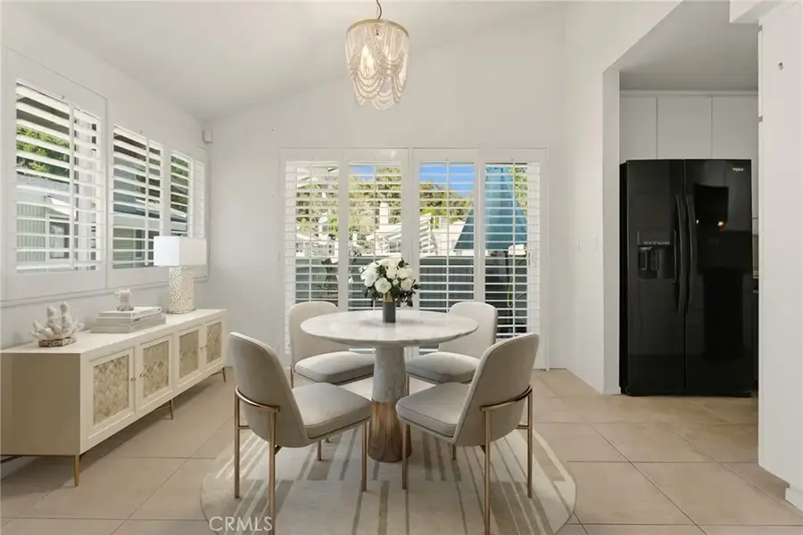 22117 Burbank Boulevard #7, Woodland Hills, CA 91367 - Image #3