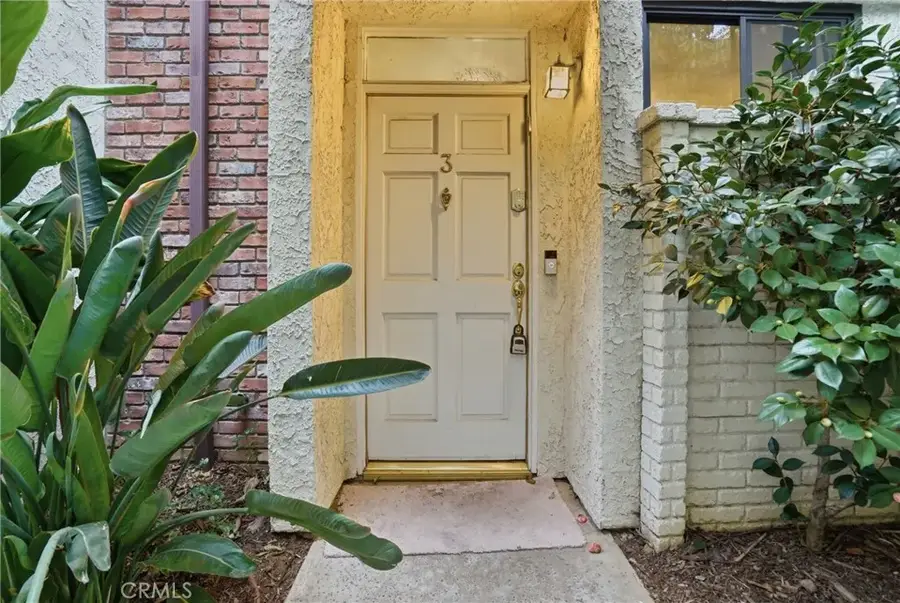 6540 Hayvenhurst Avenue #3, Lake Balboa, CA 91406 - Image #2