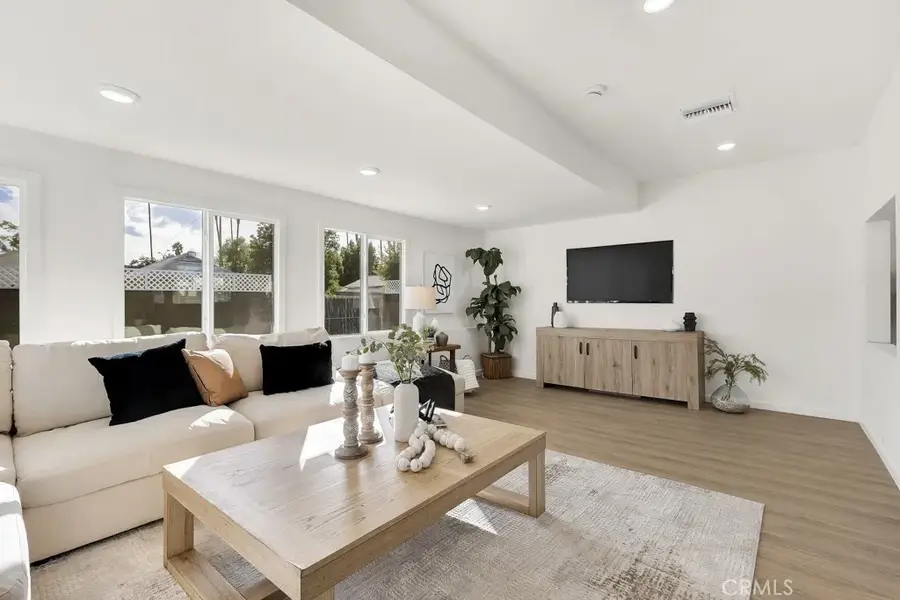 17452 Cantlay Street, Lake Balboa, CA 91406 - Image #3